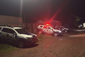 PM da reserva tentar matar esposa a tiros e vítima escapa ao pular muro de casa e pedir socorro em bar de MS