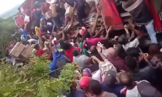 VÍDEO: multidão saqueia carga de leite em pó após carreta tombar em estrada da Bahia