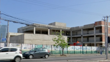 Falta de estrutura e insegurança: alunos denunciam problemas enquanto obra de escola se arrasta há três anos em Fortaleza